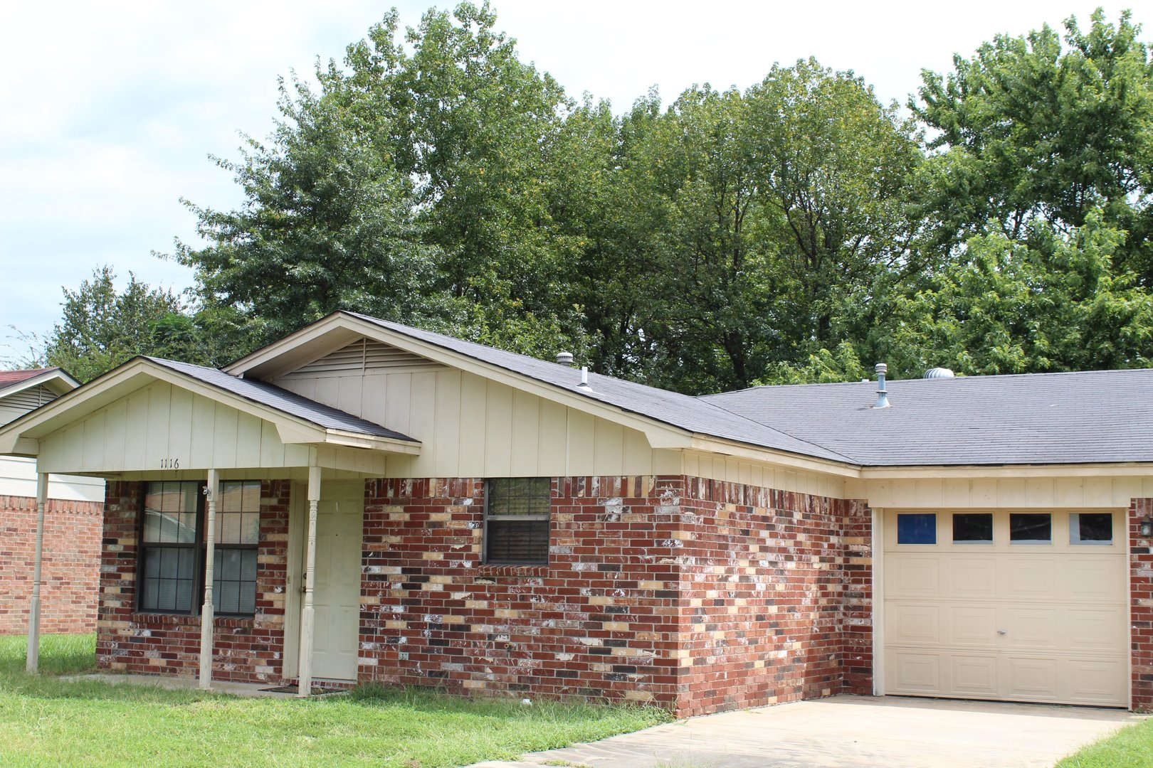 Russellville House: 1116 University Drive