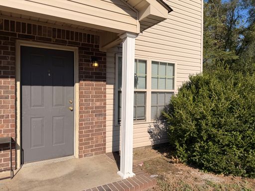 Discover a thoughtfully updated 2-bedroom, 1.5-bath apartment in Russellville, AR – photo 1