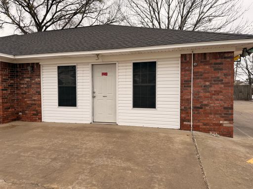 Come take a look at this commercial space! – photo 1
