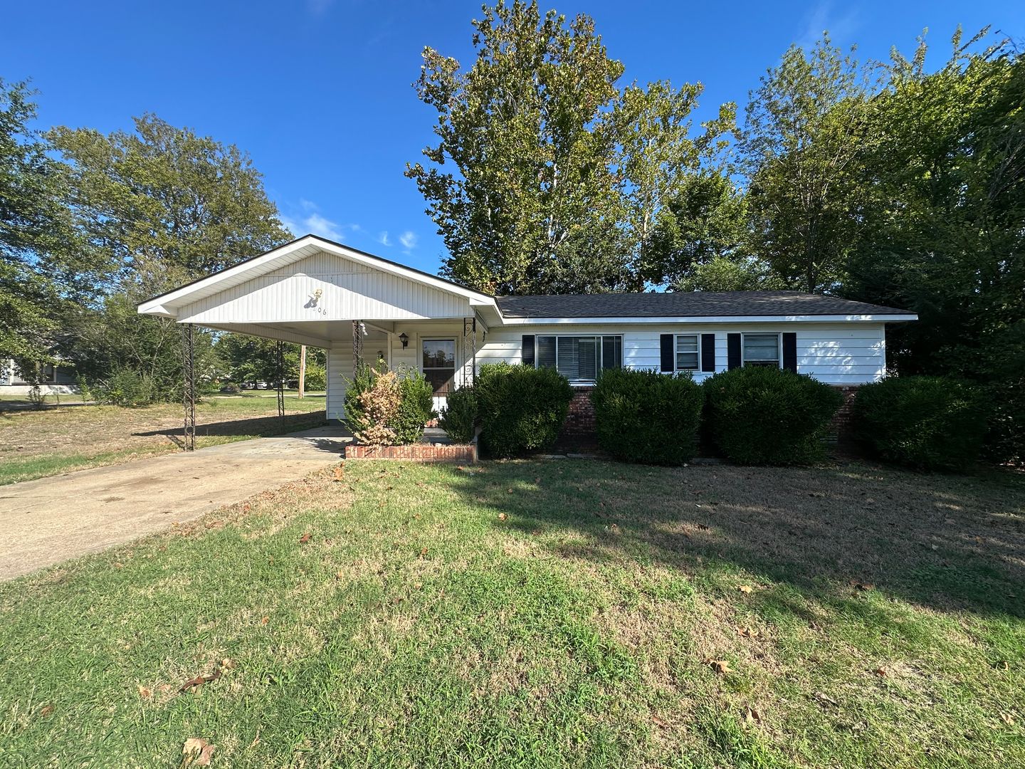 Russellville House: 206 N Erie Avenue