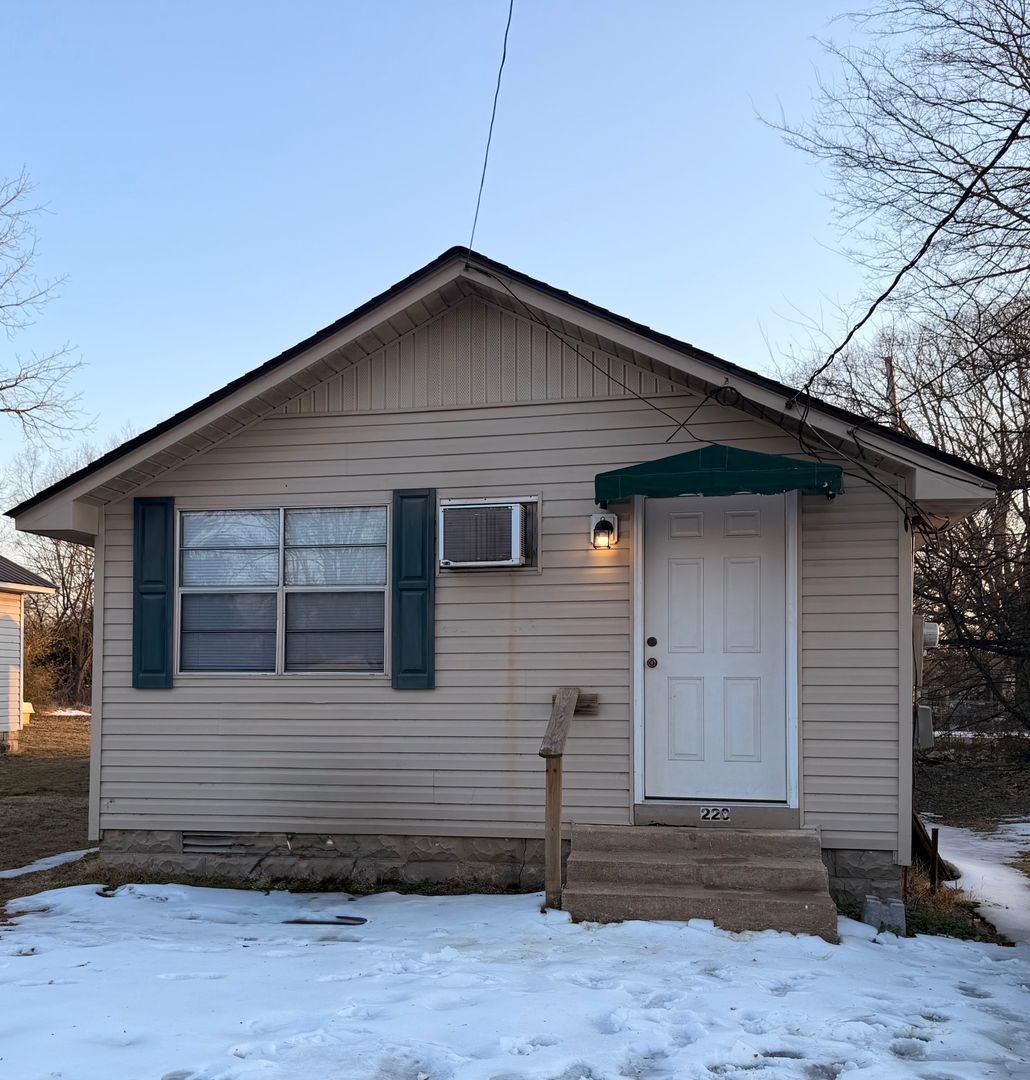 Russellville Apartment: 220-226 East J St