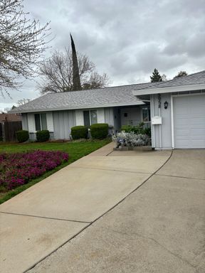 Honey-Stop The Car! This house has it all! 3/2 with Pool!!! Please read entire ad for viewings! – photo 1