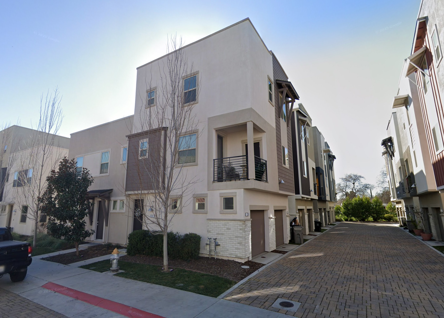 Sacramento House: 226 Log Pond Ln