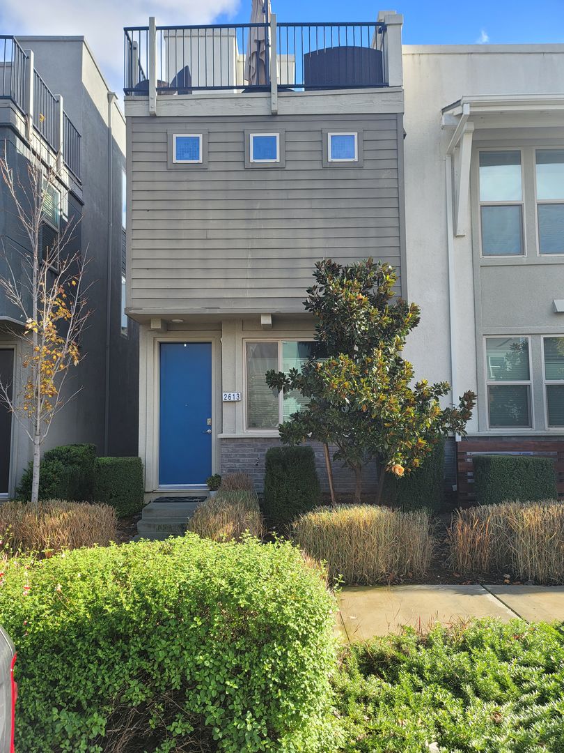 Sacramento House: 2613 3rd. St.