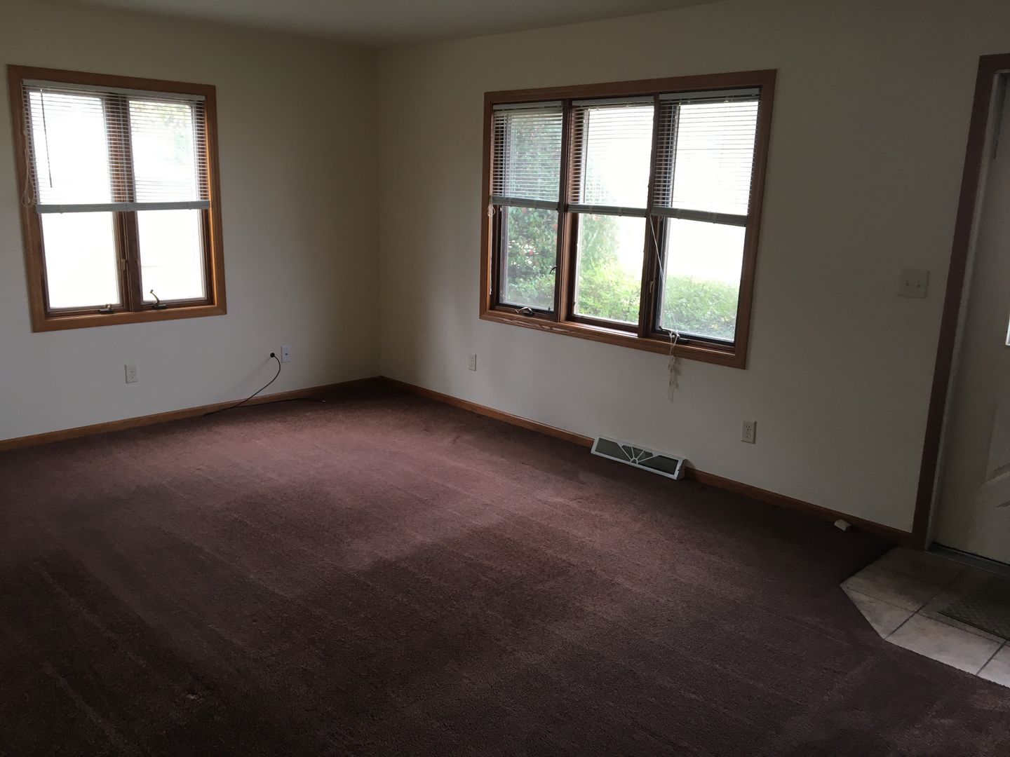 Eau Claire Apartment: 2619 Henry Ave