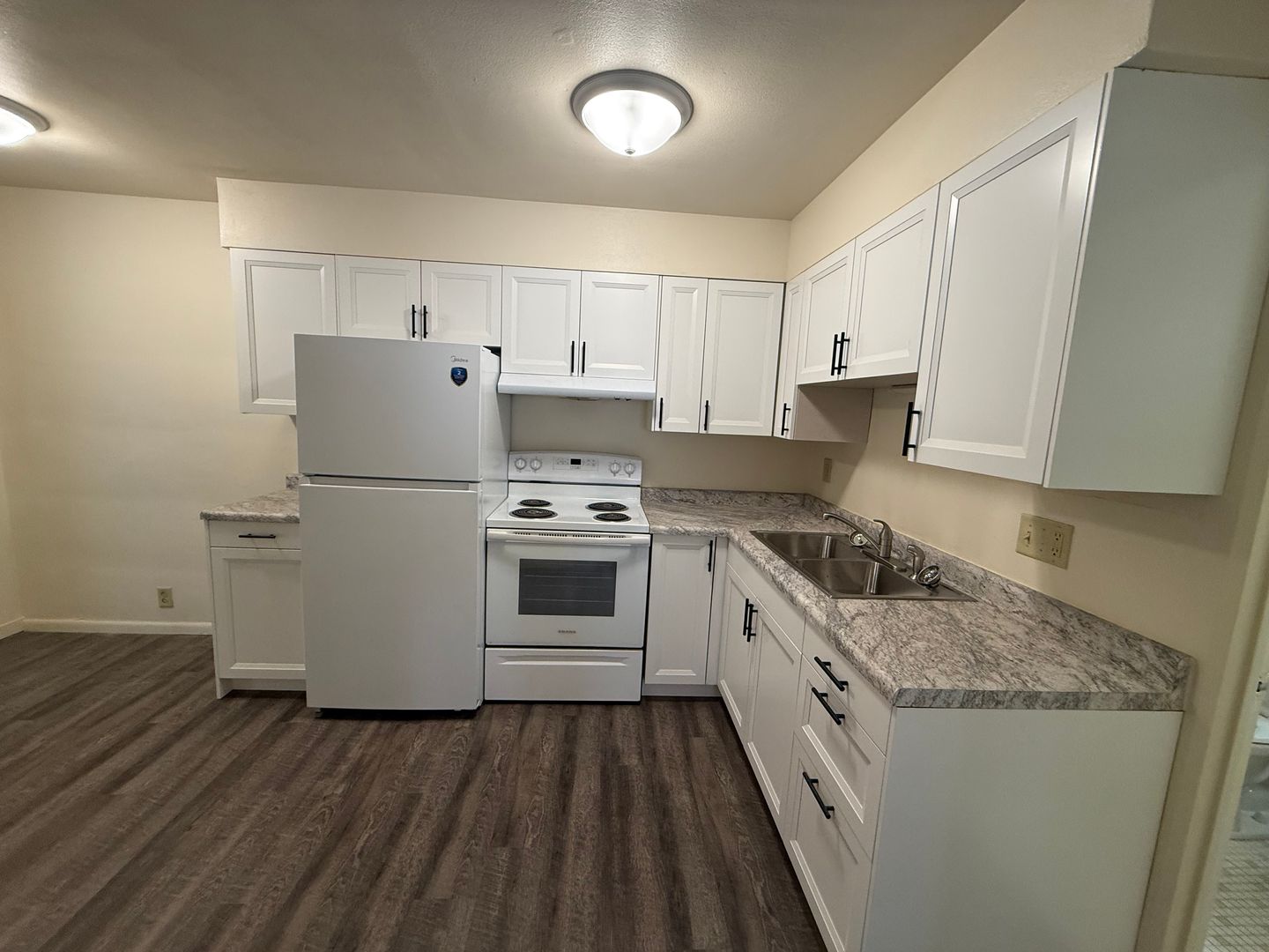 Eau Claire Apartment: 2815 Thomas Dr