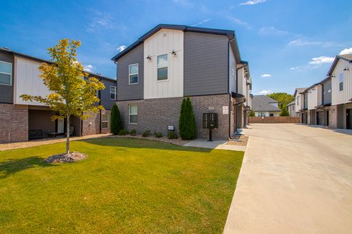 2 Bed 2 Bath 2 Car Garage Townhome in Rockwater Village – photo 1