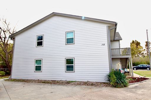 Nice 2 bedroom 1 bath 4 plex upstairs. New bathroom and new carpet etc – photo 1