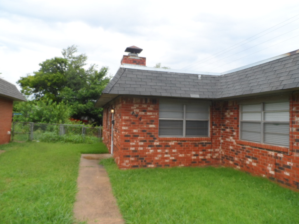 Moore Apartment: 112-126 NE 12th