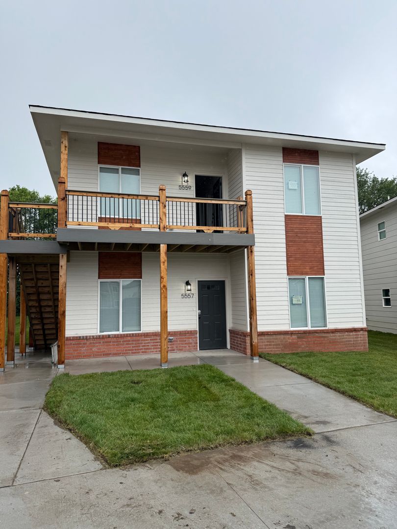 PARK CITY Multiplex: 5557-59 N BRESSLER DR