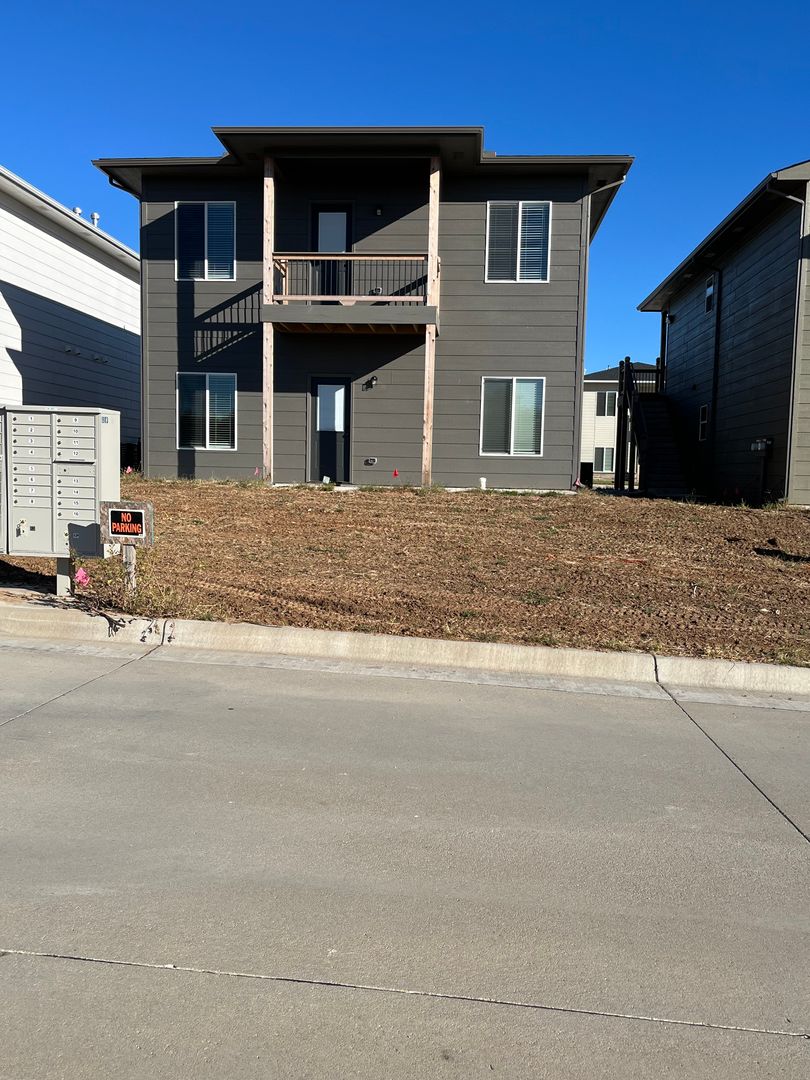 PARK CITY Apartment: 5410-12 N BRESSLER DR