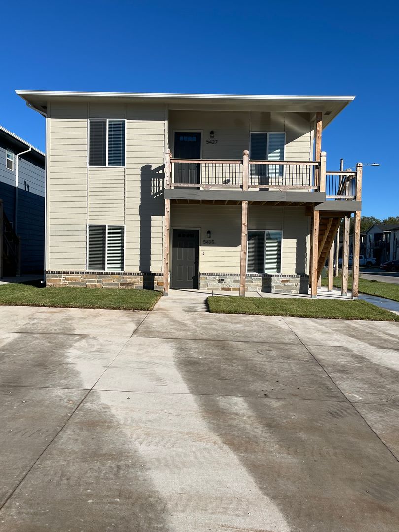 PARK CITY Apartment: 5425-27 N GRAY DR