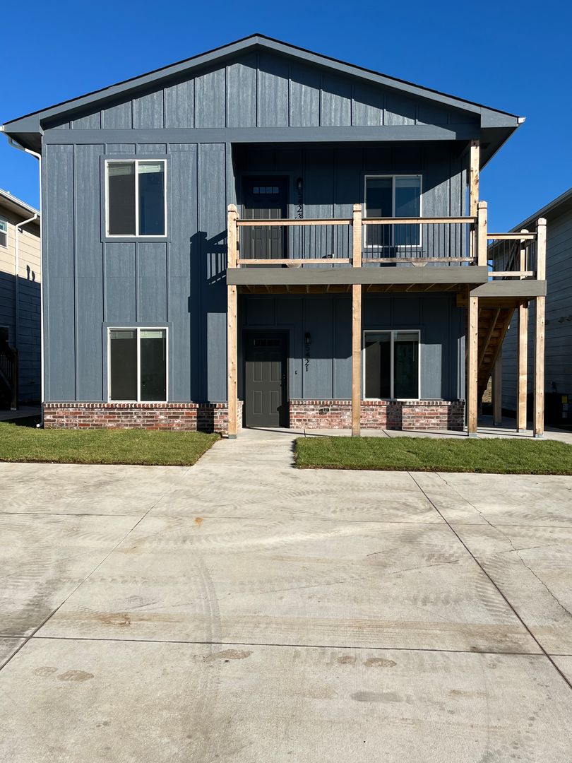 PARK CITY Multiplex: 5421-23 N GRAY DR