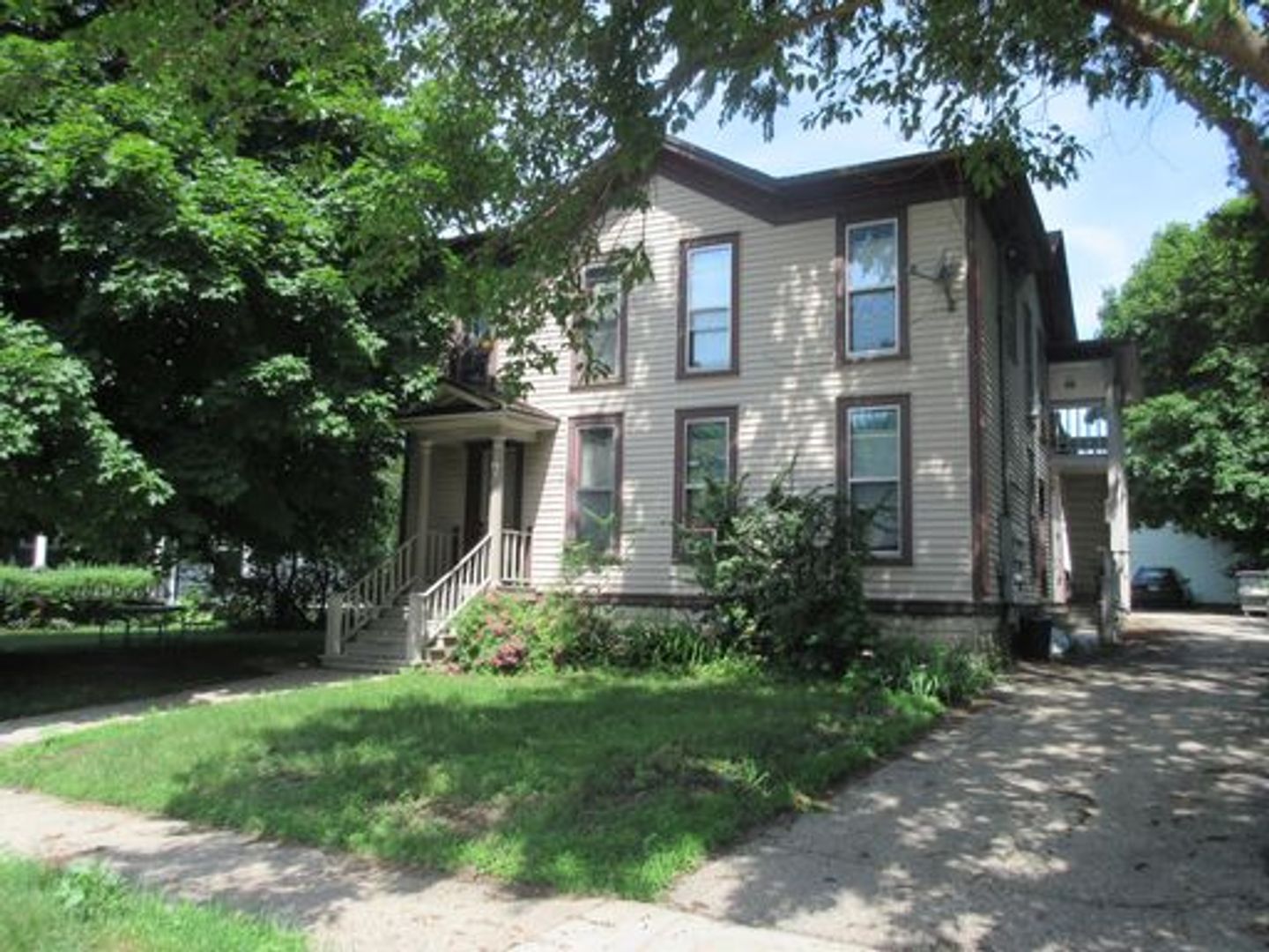 Janesville Apartment: 409 E. Wall St.