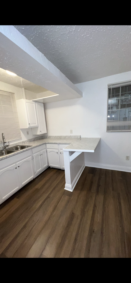 Los Angeles Apartment: 3958 S. Normandie Ave