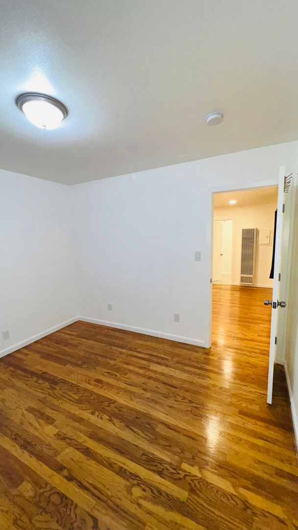 Los Angeles Apartment: 3958 S. Normandie Ave