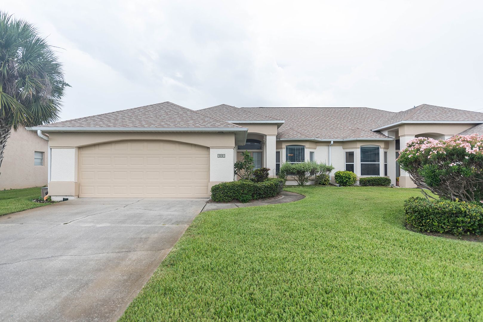 Satellite Beach House: 585 Grant Ave