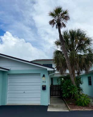 Beautiful Townhome Close to the Beach! – photo 1