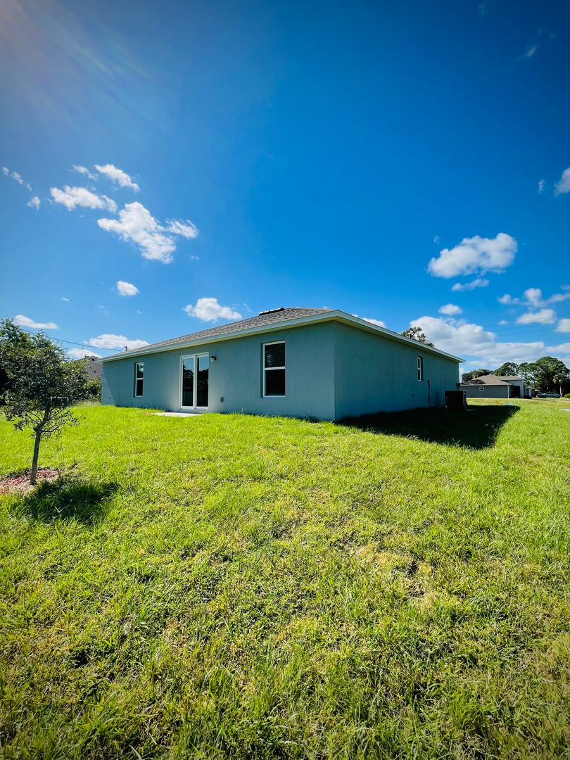 Palm Bay House: 1101 San Filippo Drive SE