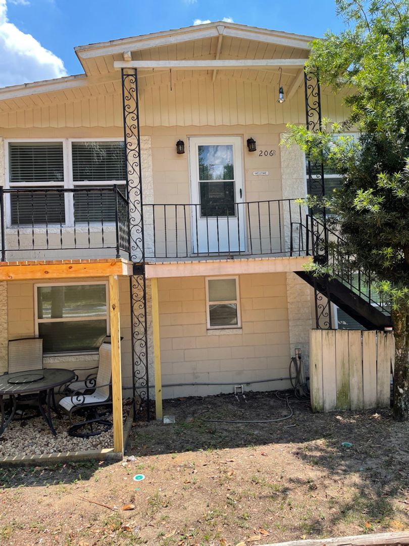 Eustis Apartment: 206 Osceola Ave