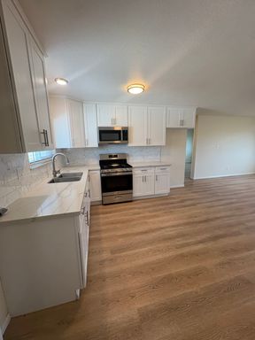 Oxnard - 2 bedroom, 1 bathroom updated apartment – photo 1