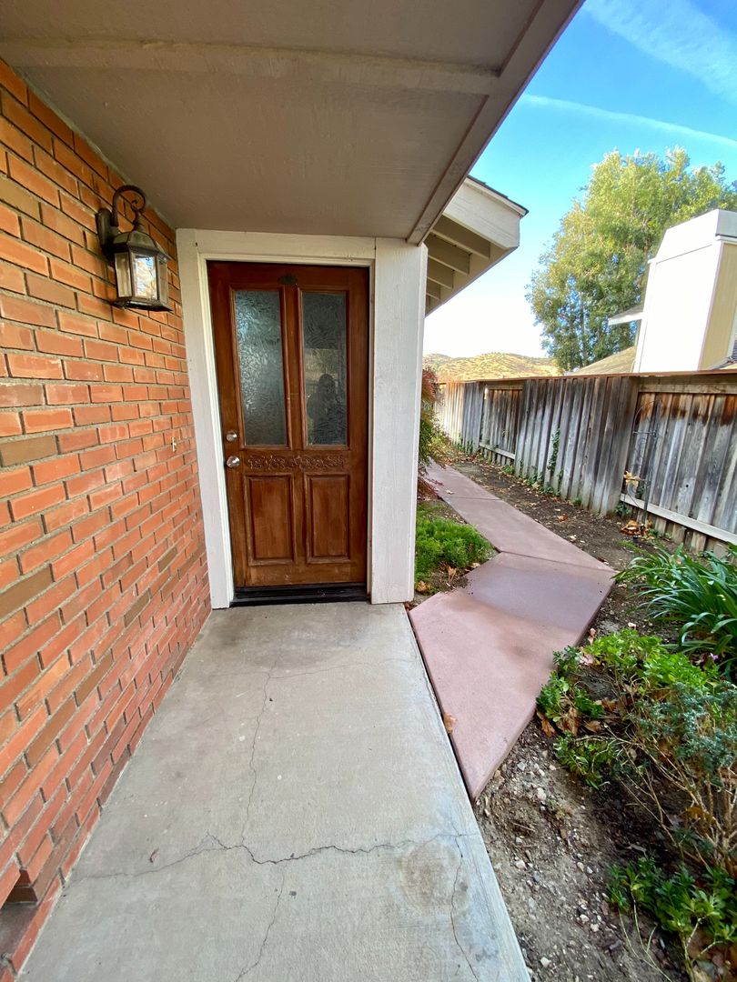 Thousand Oaks House: 2454 Chiquita Lane