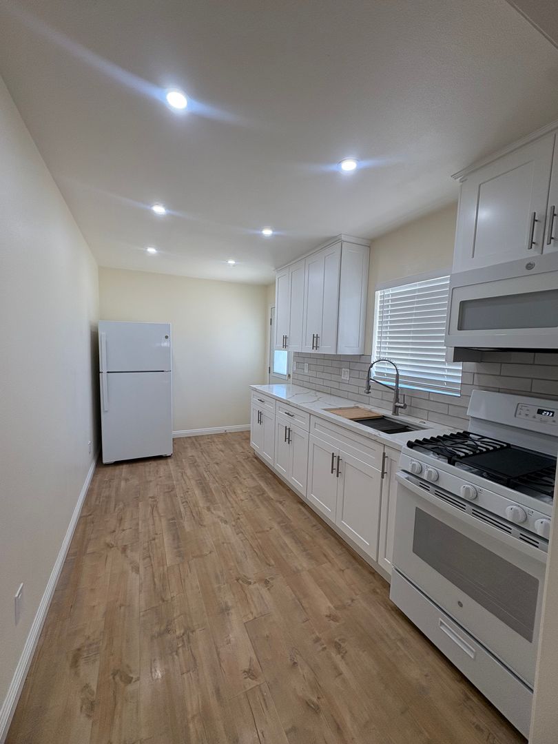 Oxnard Apartment: 232-248 Wolff Street