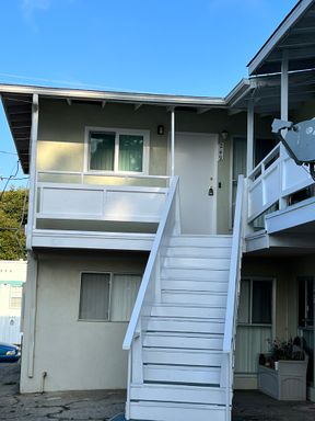 Midtown Ventura - One bedroom, one bath upstairs apartment