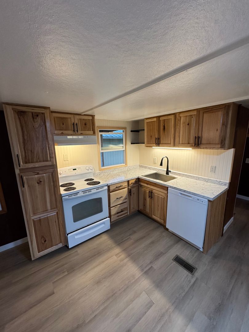 Dayton Apartment: 4930 NE Dawn Ln
