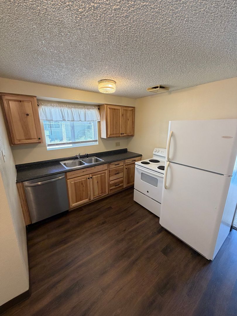 McMinnville Apartment: 1795 NW 2nd St