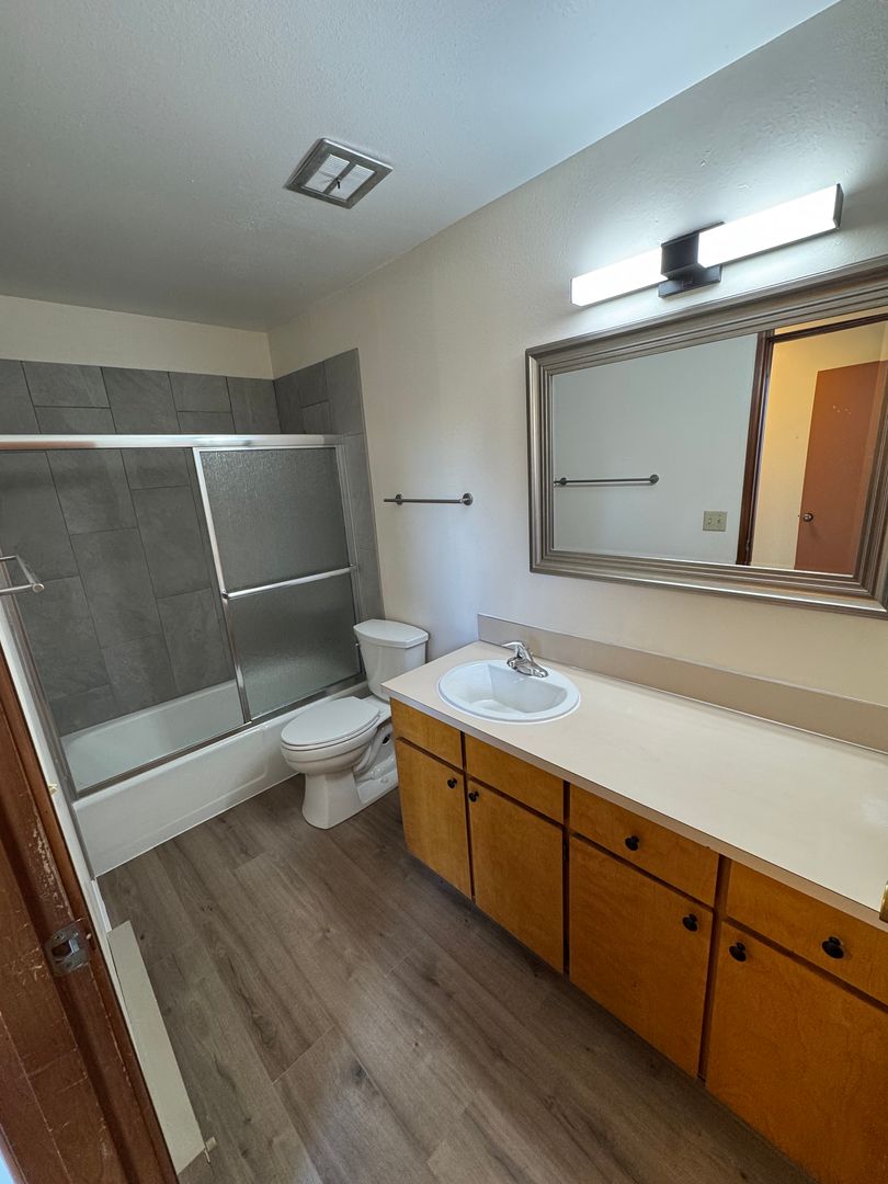 McMinnville Apartment: 700 NW 12th St