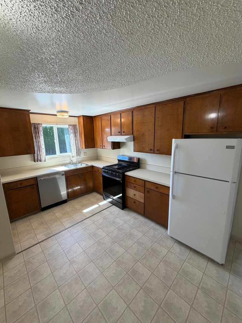 McMinnville Apartment: 1795 NW 2nd St