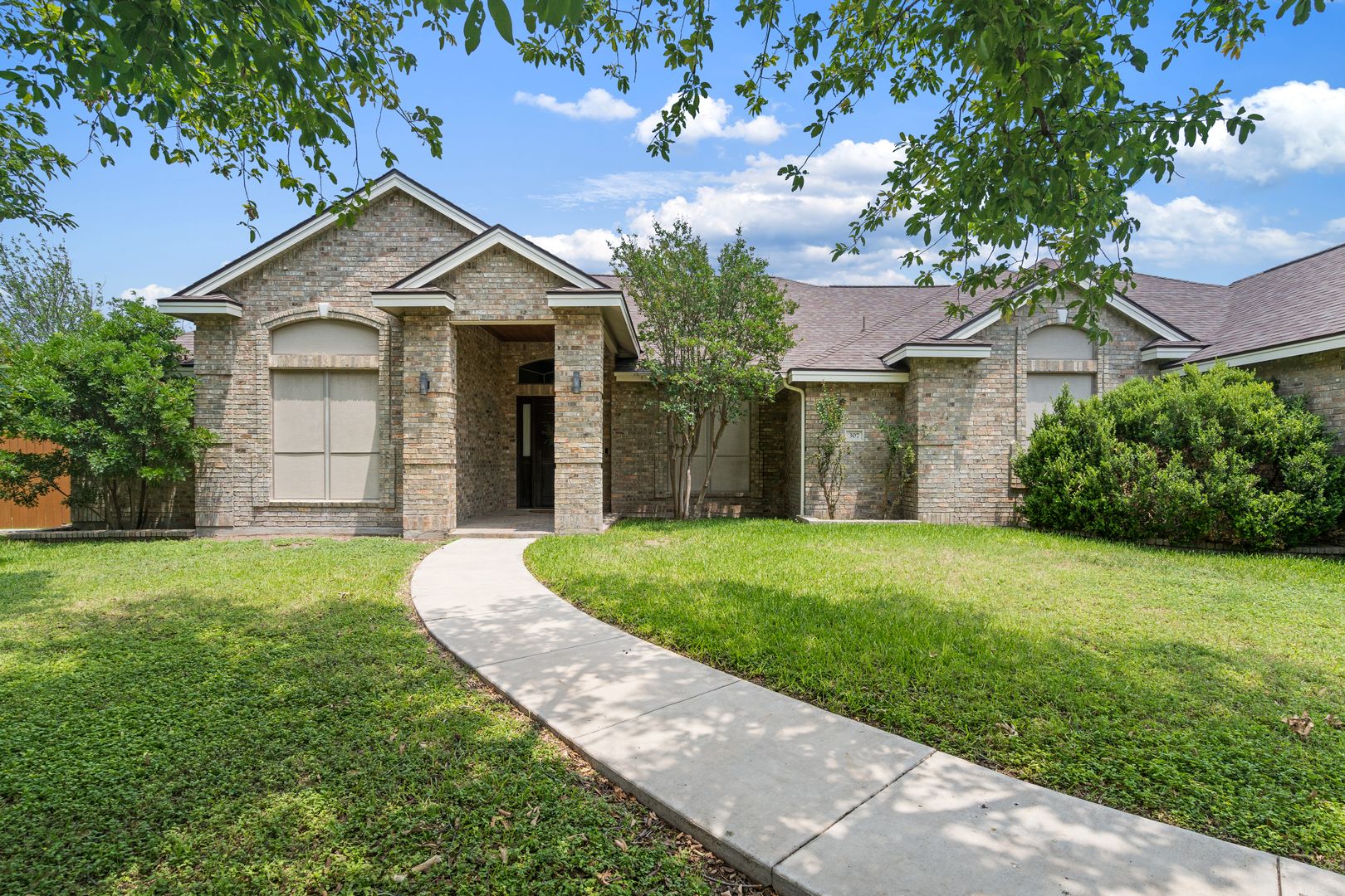 Del Rio House: 307 Echo Valley Dr.