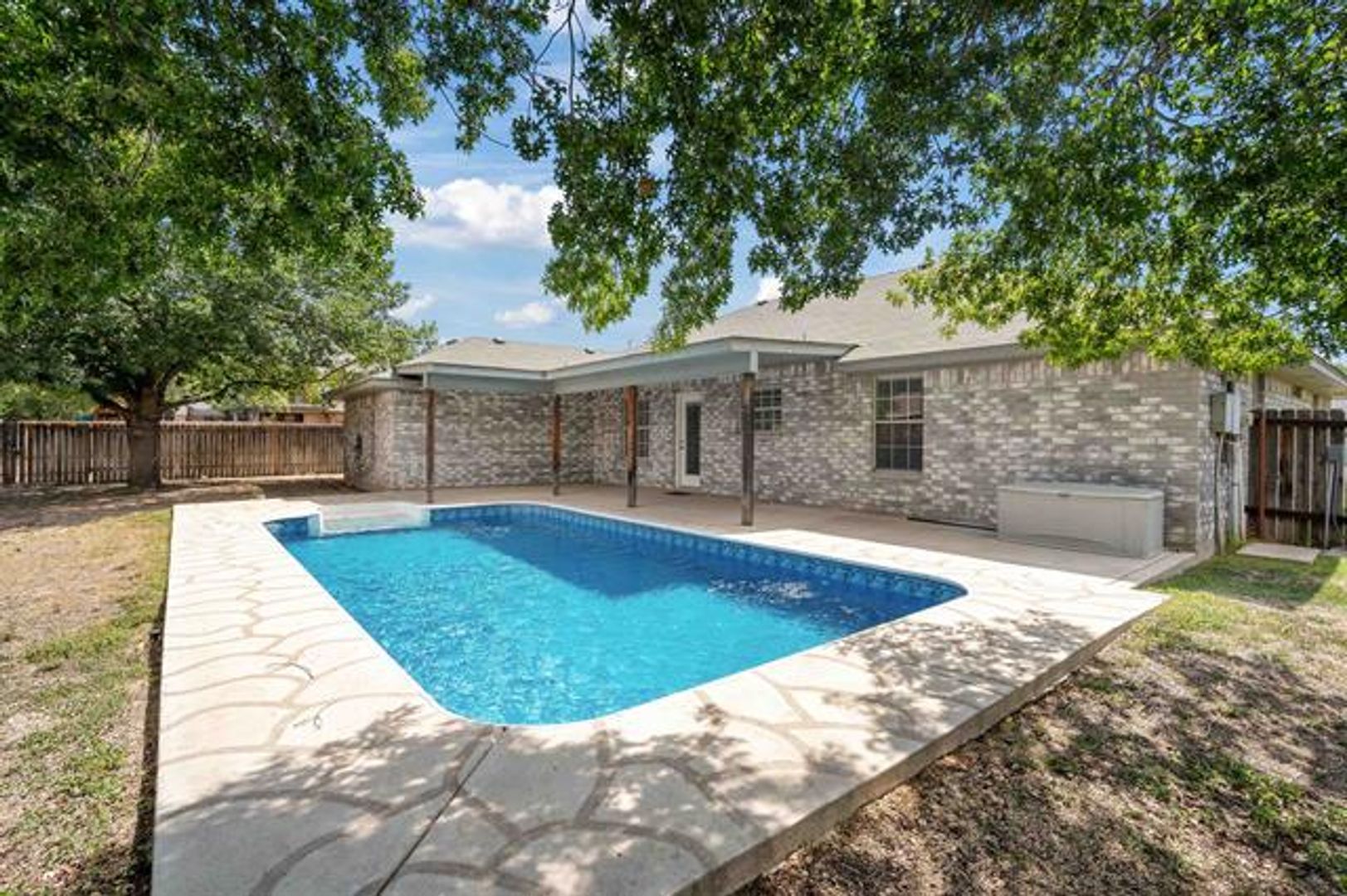 Del Rio House: 113 White Feather Trail