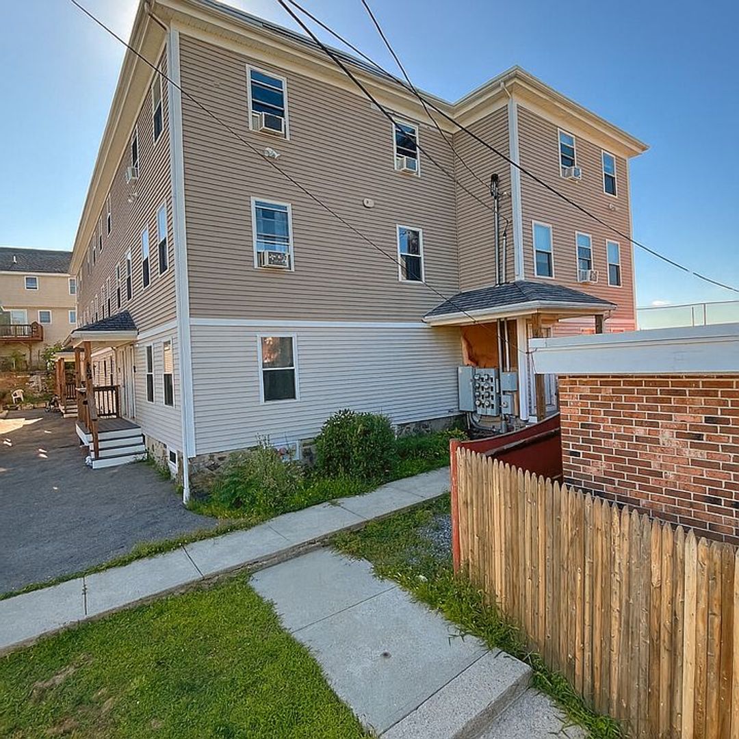 Lowell Apartment: 462 Fletcher Street