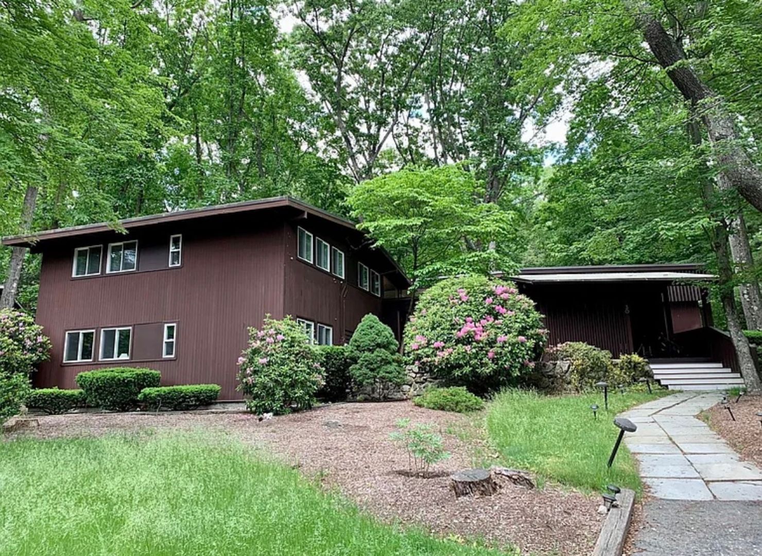 Lexington House: 30 Peacock Farm Rd