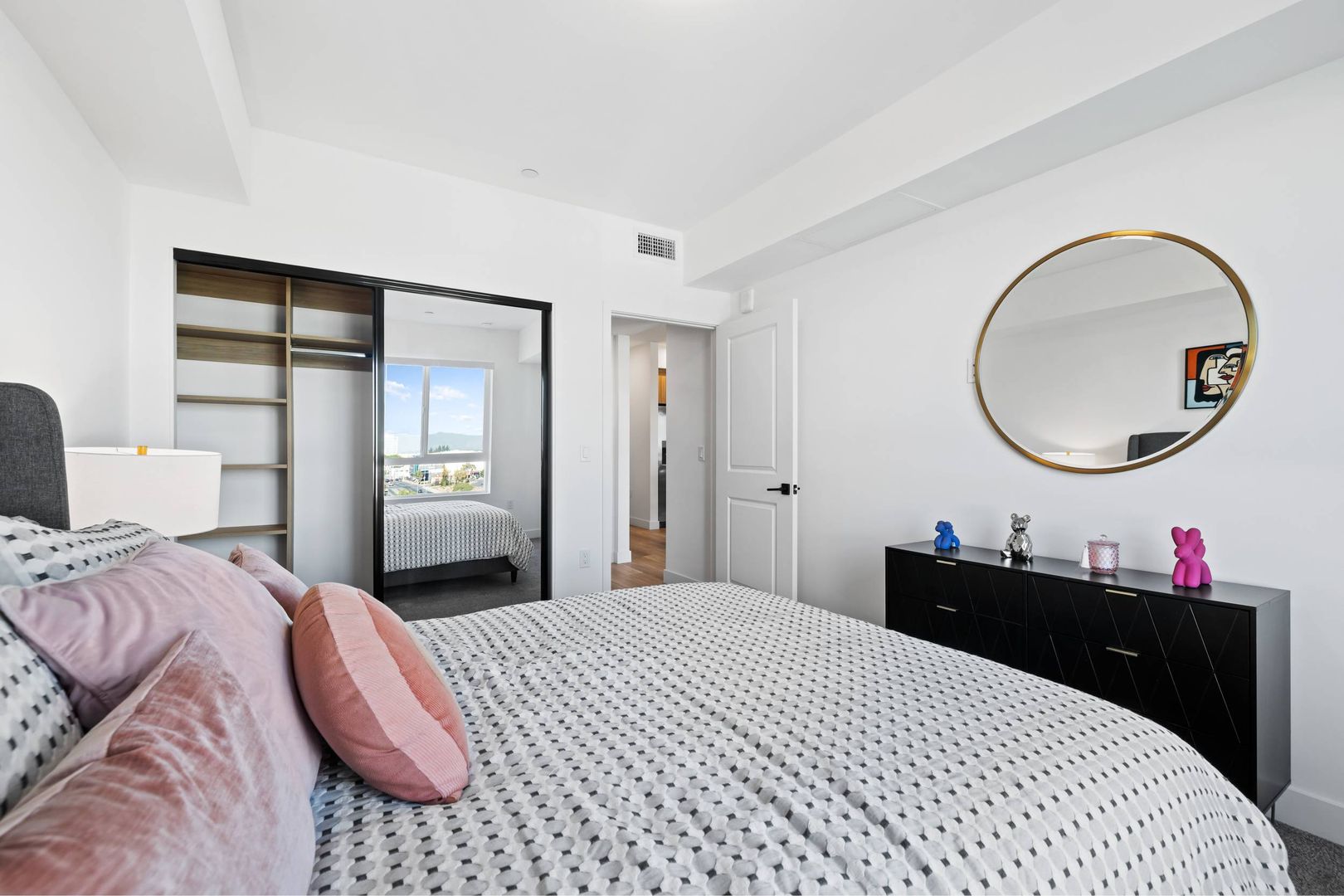 MODERNO Axis 18 of 32