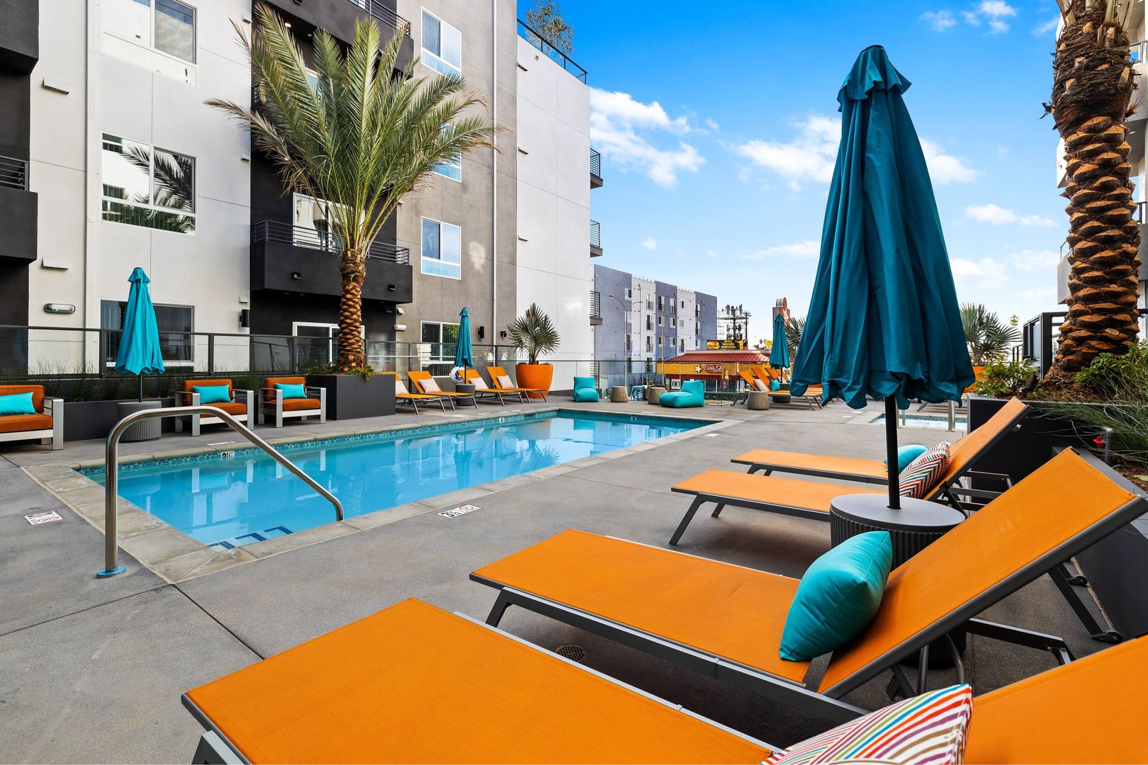 Pool at MODERNO Axis (7 of 8)
