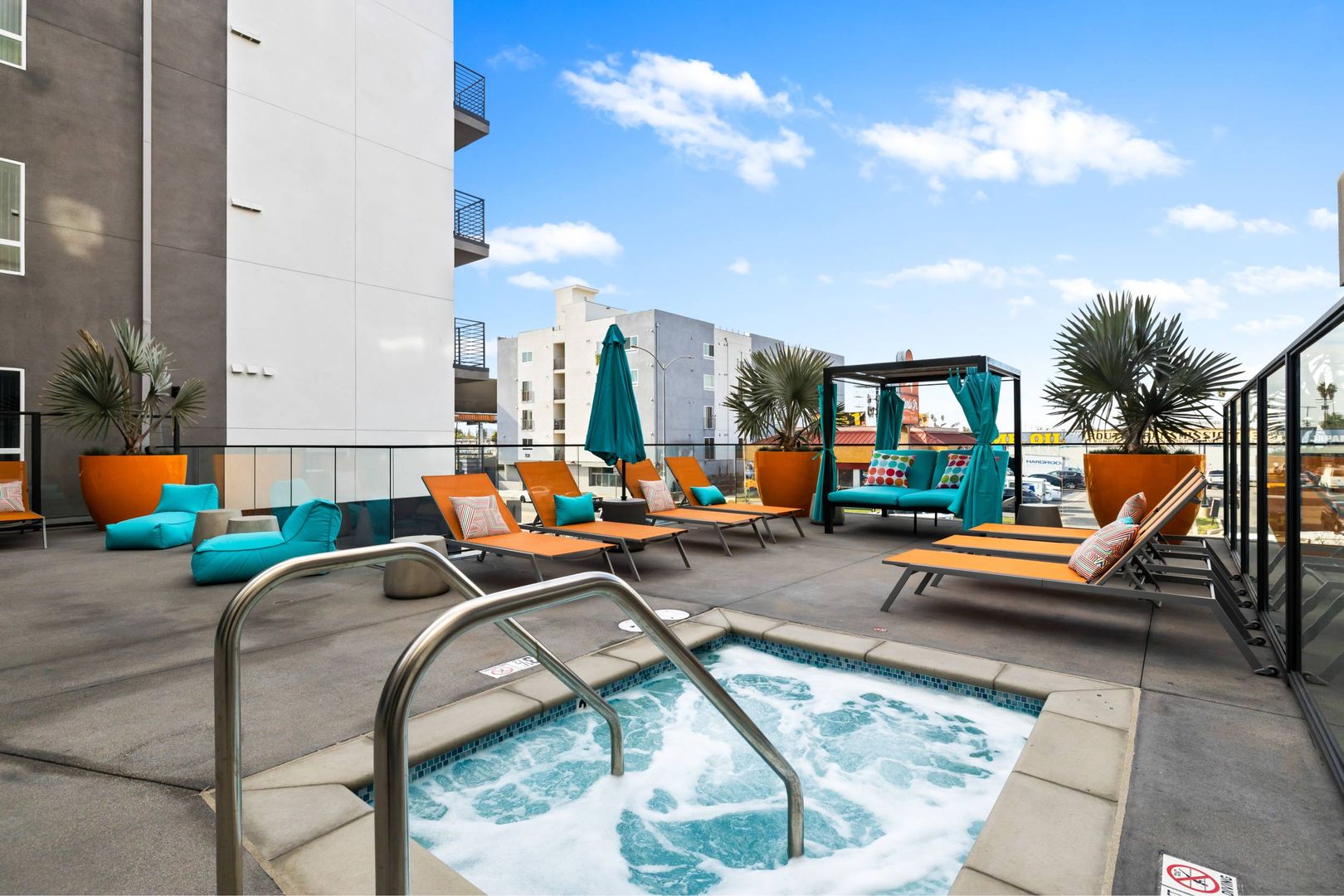 Pool at MODERNO Axis (6 of 8)