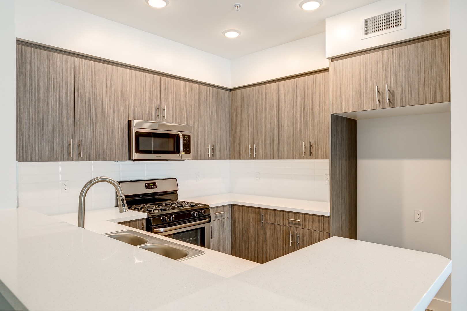 MODERNO East 7 of 29