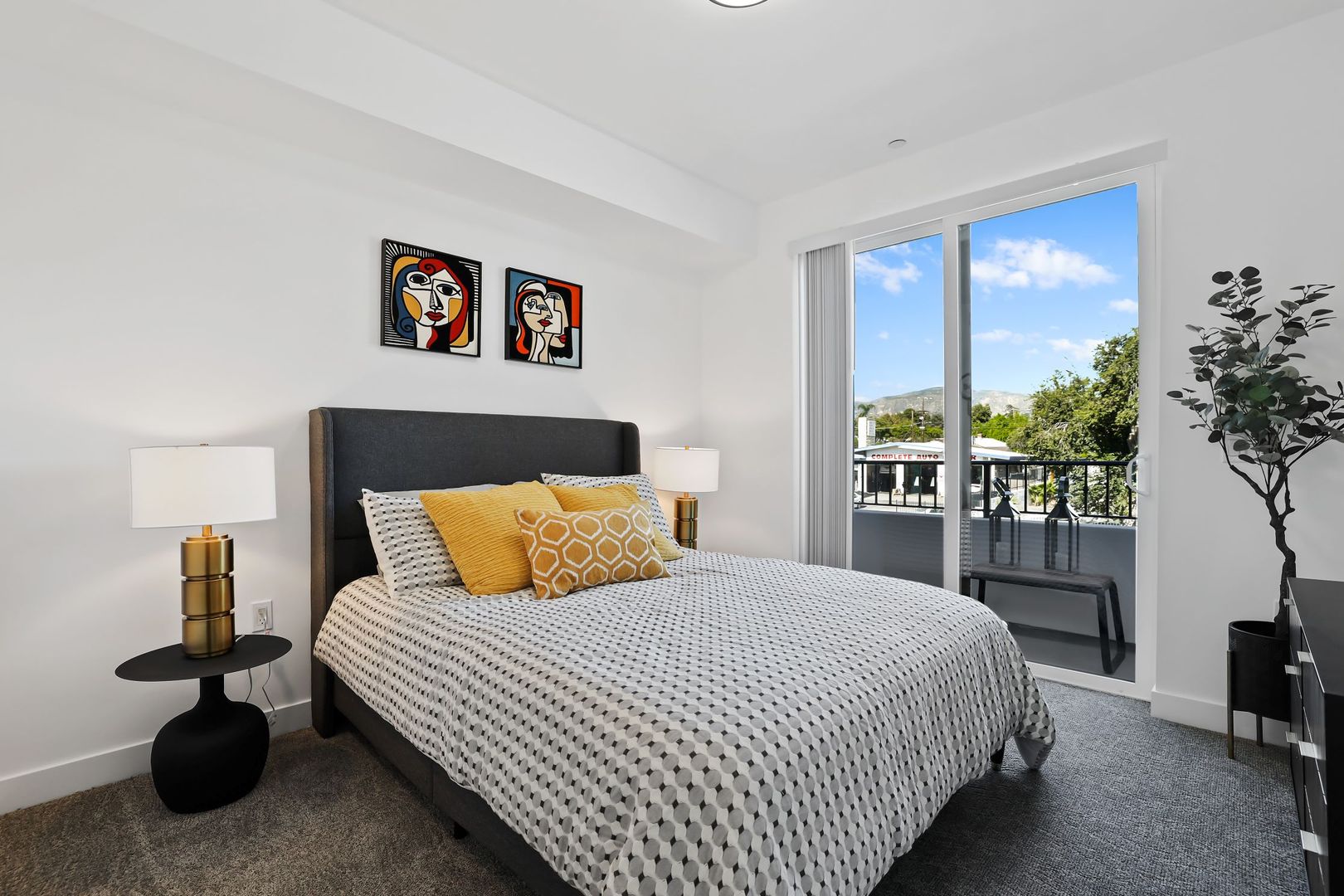 Granada Hills Apartment: 17454 Chatsworth St.