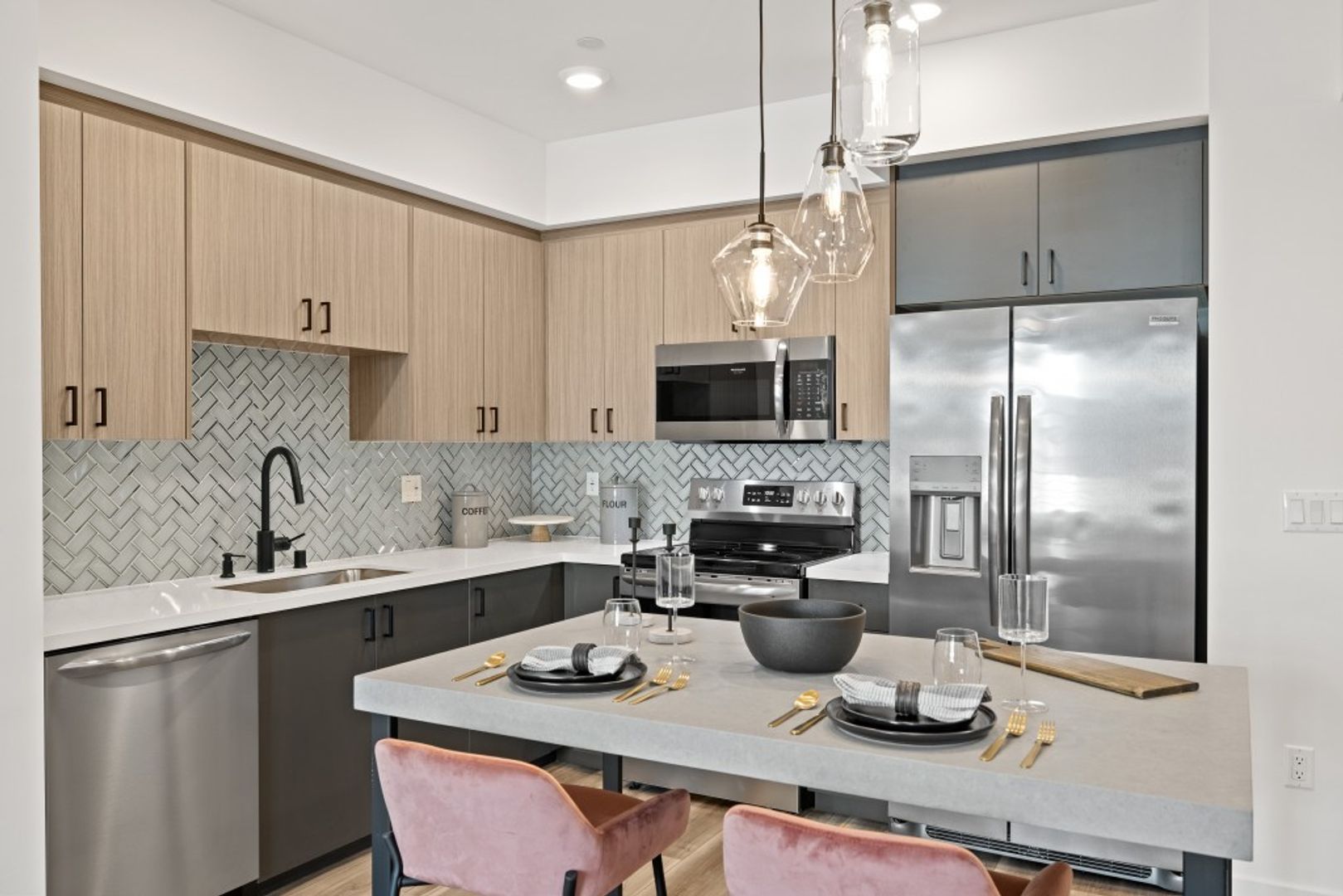 MODERNO NOHO West 8 of 33