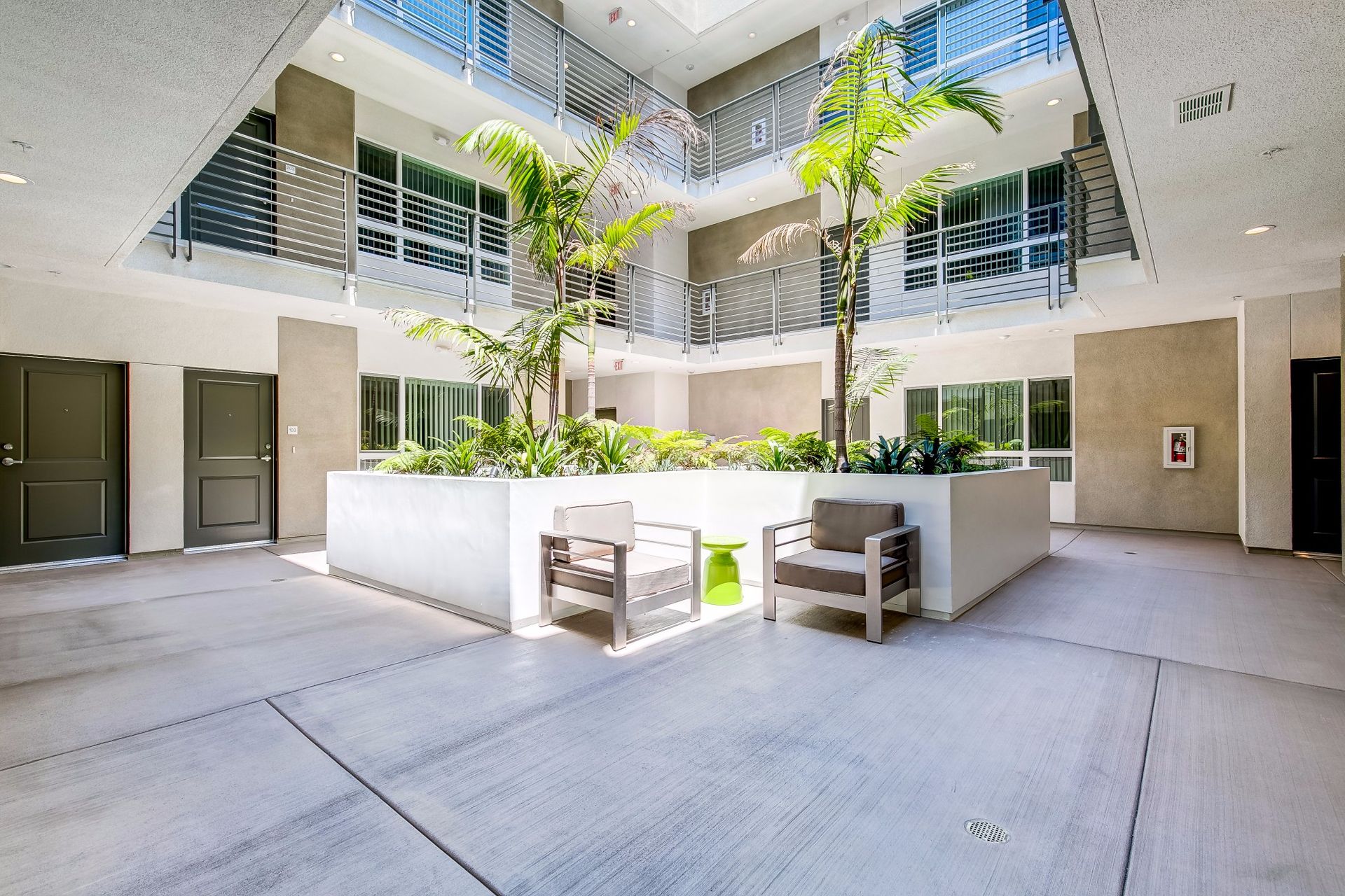 MODERNO East 9 of 12