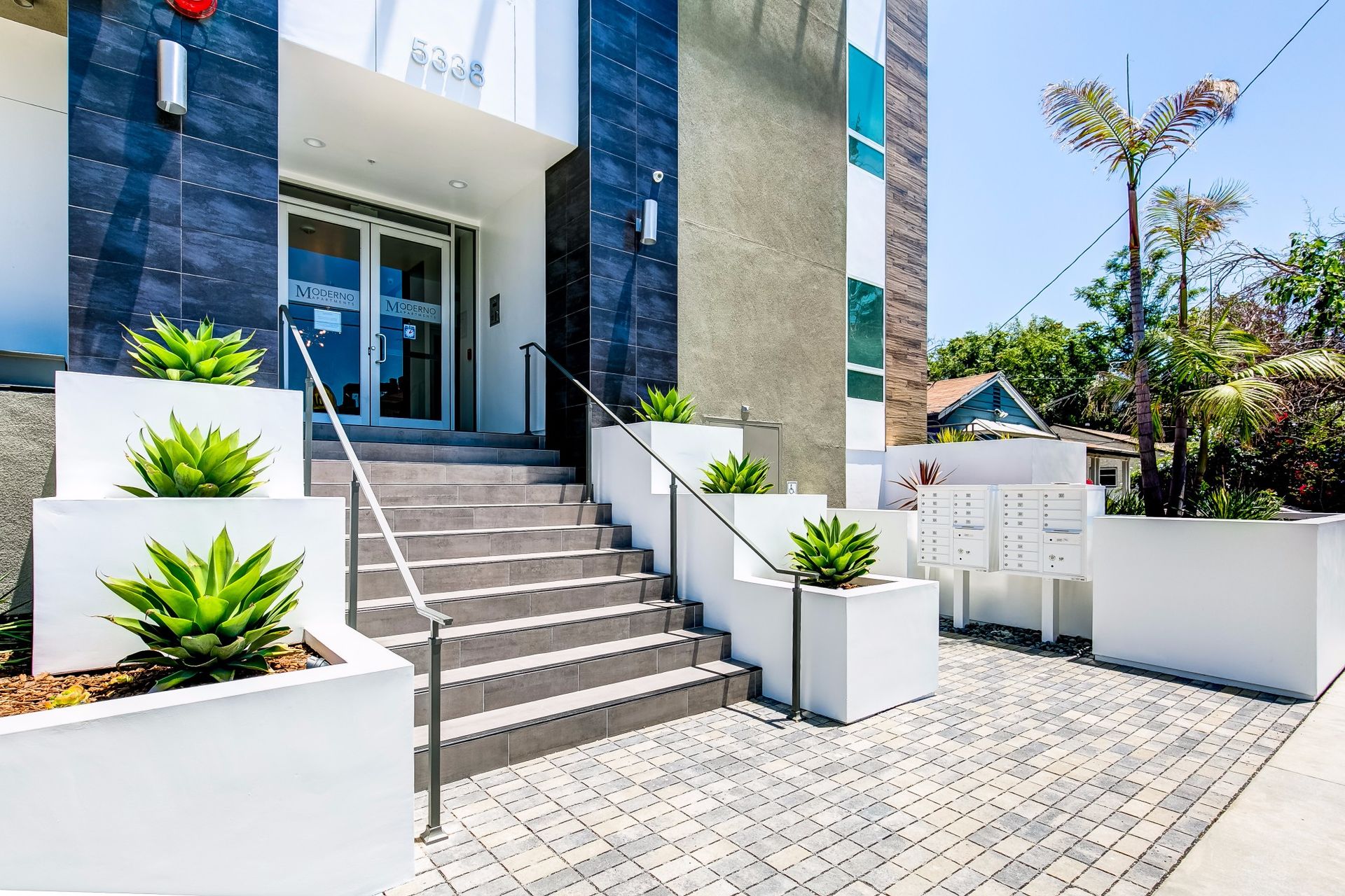 MODERNO East 6 of 12