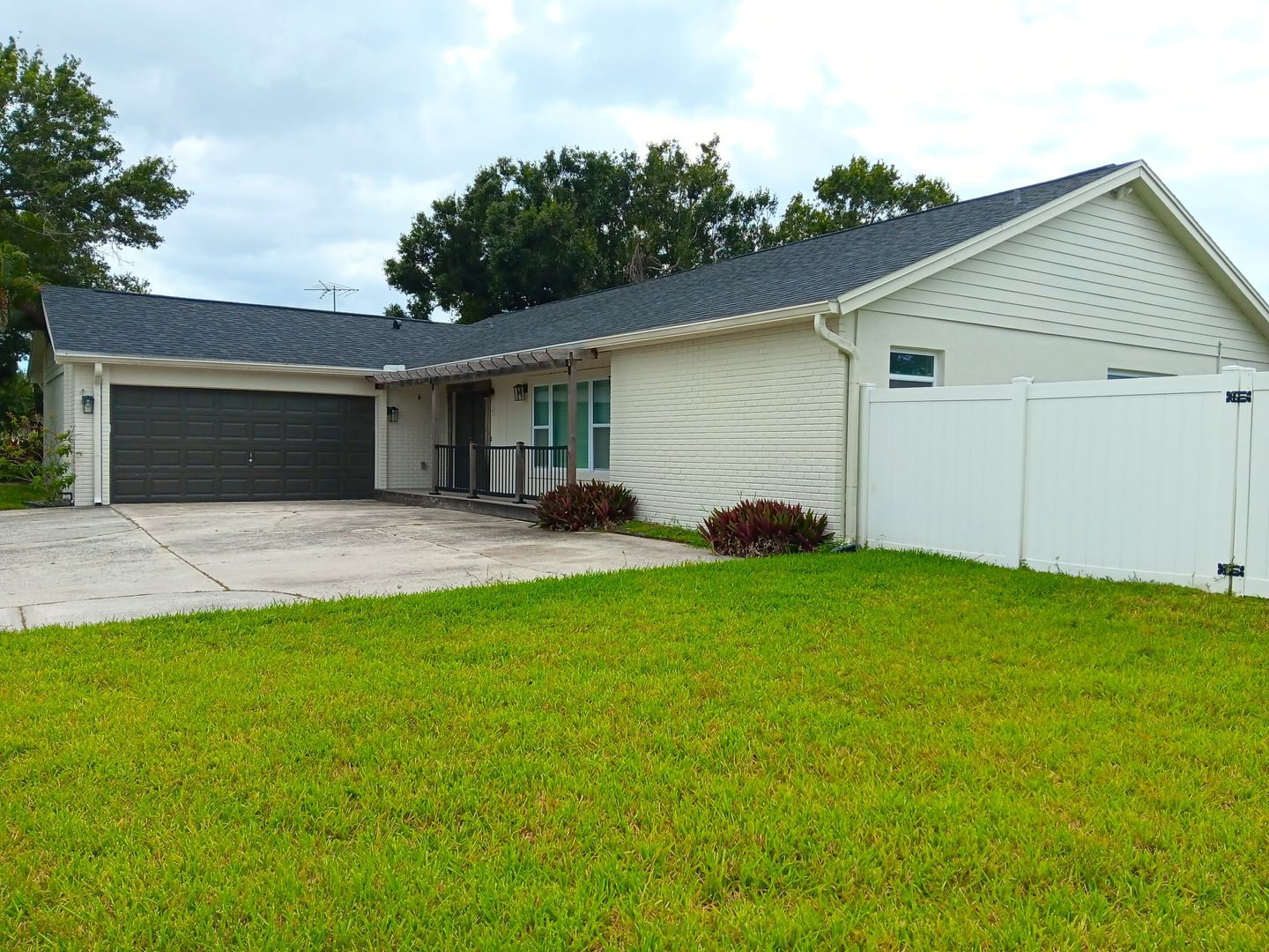 Largo House: 1929 Arvis Cir E