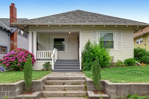 Charming 1920 Bungalow in Incredible Laurelhurst Location! – photo 1