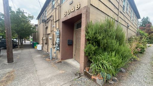 Vintage 2 Bedroom Above Commercial Space Living – photo 1