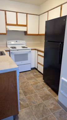 Welcome Home to McKenzie Court Apts – Spacious 2 Bed/1 Bath with Garage! – photo 1