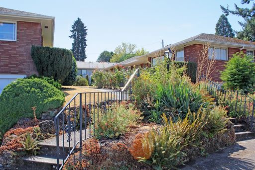 Newly Painted 2 Bedroom Apartment near Rose City Golf Course – photo 1