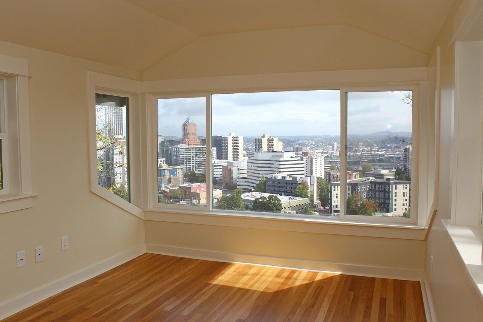 Portland Apartment: 2400 SW Hoffman Ave #1 - 4